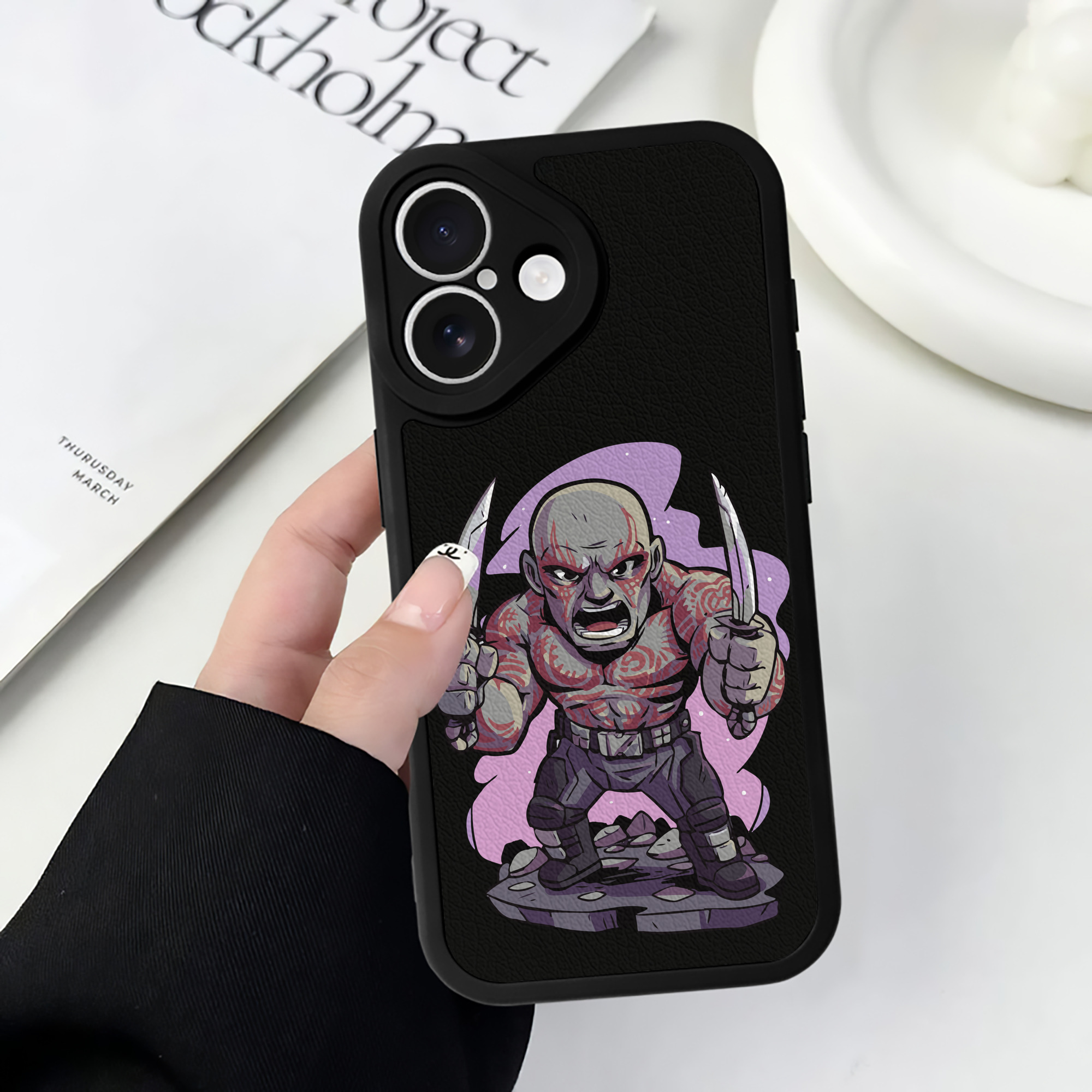 （画像用） アベンジャーズ The Avengers 【iPhone 16シリーズ対応】シリコンスマホケース（レザー調） 材質：シリコン